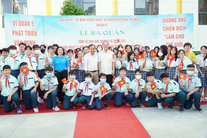 Ông Nguyễn Hồ Hải trồng 2 cây Bàng Vuông tại trường học ở quận 5 - Ảnh 5.