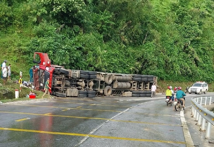 Xe đầu kéo lật, 2 người thương vong - Ảnh 1.