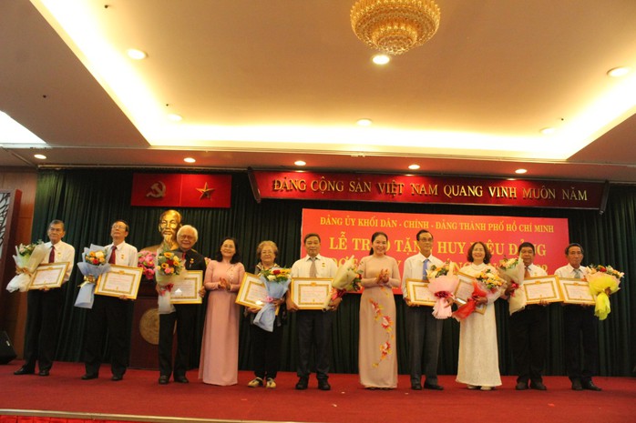 TP HCM trao huy hiệu Đảng cho 16 đảng viên - Ảnh 1.