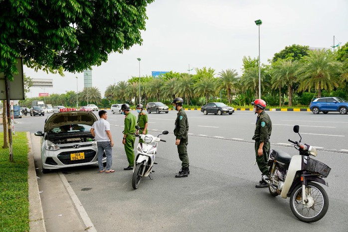 Cận cảnh Nội Bài tăng cường kiểm soát an ninh cấp độ 1 dịp Quốc khánh - Ảnh 7.