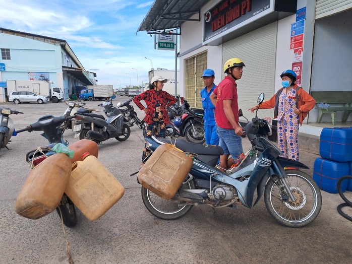 Ngư dân tất tả mang từng can mua dầu để ra khơi, cây xăng “lắc đầu” báo đứt hàng - Ảnh 1.