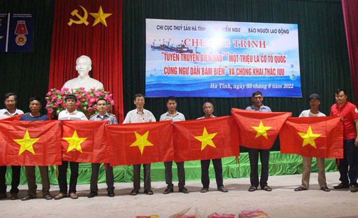 Trao tặng 2.000 lá cờ Tổ quốc cho ngư dân Hà Tĩnh - Ảnh 1.