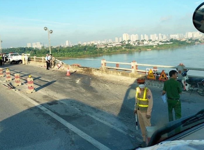 Xe tải tông gãy lan can cầu Thanh Trì, lao xuống sông Hồng - Ảnh 1.