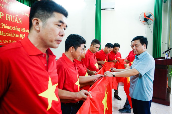 10.000 lá cờ Tổ quốc đến với ngư dân Nam Định - Ảnh 8.