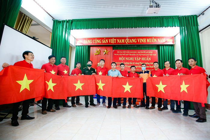 10.000 lá cờ Tổ quốc đến với ngư dân Nam Định - Ảnh 9.