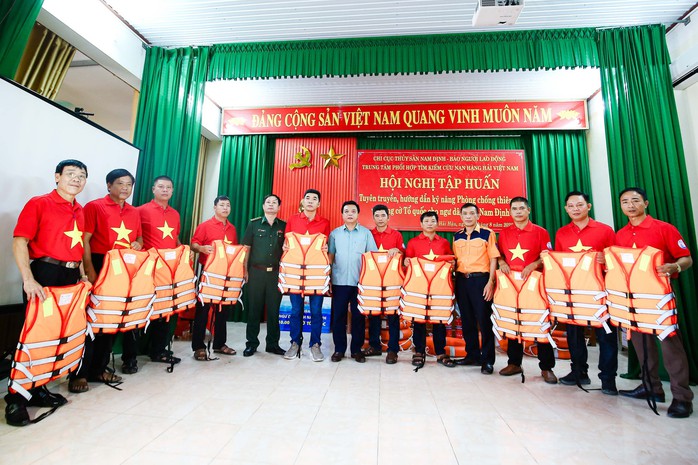 10.000 lá cờ Tổ quốc đến với ngư dân Nam Định - Ảnh 11.