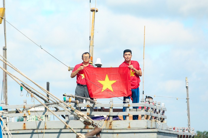 10.000 lá cờ Tổ quốc đến với ngư dân Nam Định - Ảnh 15.