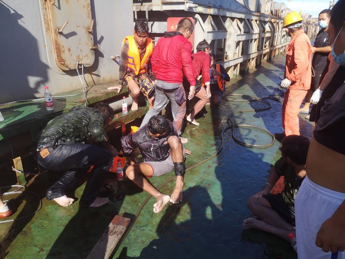 8 người Myanmar trôi dạt trên biển được đưa vào Bà Rịa - Vũng Tàu - Ảnh 1.