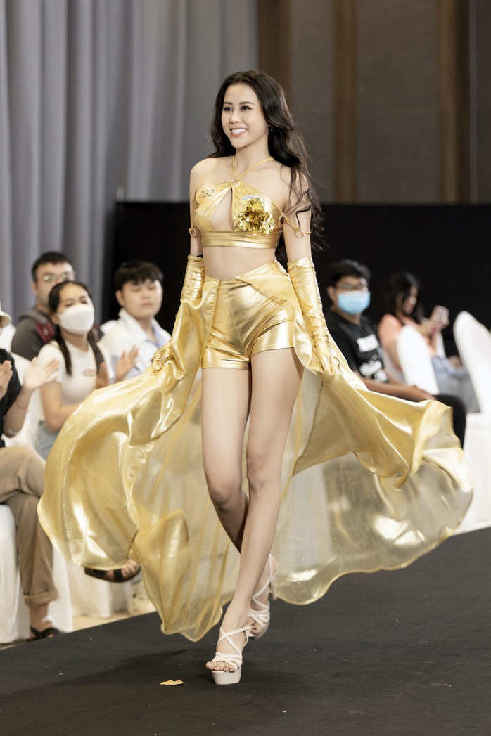 Cười ra nước mắt ở cuộc thi Hoa hậu Hòa bình Việt Nam 2022 - Ảnh 2.