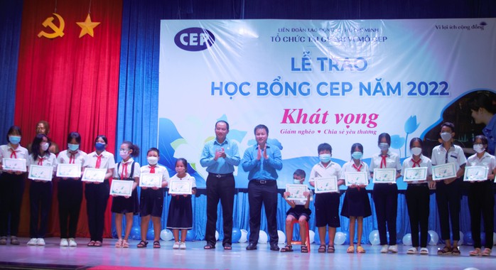 CEP trao học bổng cho con người lao động nghèo tại Bình Dương - Ảnh 1.