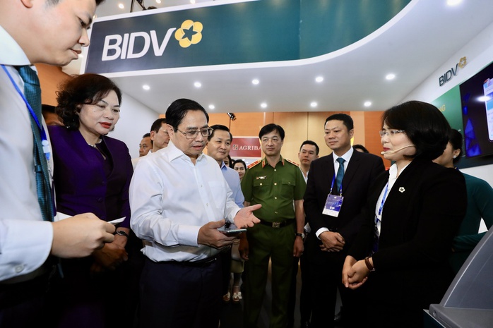 BIDV trình diễn giao dịch bằng CCCD chip tại “Ngày chuyển đổi số” - Ảnh 1. BIDV trình diễn giao dịch bằng CCCD chip tại “Ngày chuyển đổi số” - Ảnh 1.