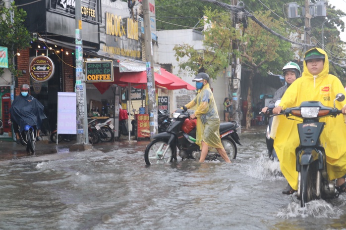 CLIP: Đầu ngày mưa lớn ở TP HCM, nhiều người trễ làm - Ảnh 5.