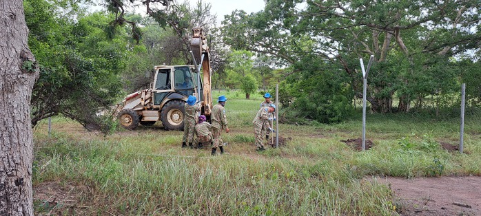 Cận cảnh Đội Công binh Việt Nam xây dựng hàng rào bảo vệ - Ảnh 9.