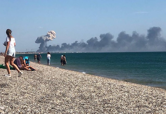 Nhiều tiếng nổ lớn gần căn cứ không quân Nga ở Crimea - Ảnh 1.