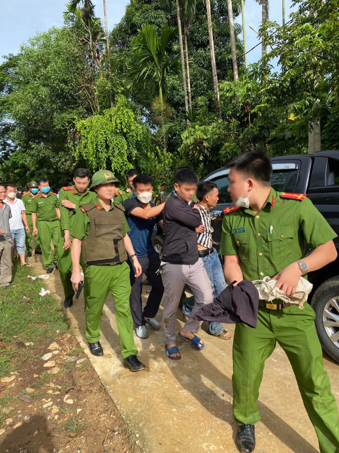 Gây án mạng đặc biệt nghiêm trọng khiến 3 người thương vong rồi trốn vào rừng keo - Ảnh 2.