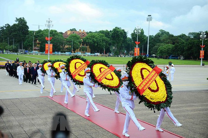 Lãnh đạo Đảng, Nhà nước vào Lăng viếng Chủ tịch Hồ Chí Minh - Ảnh 2.