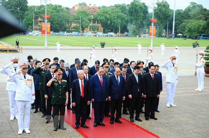 Lãnh đạo Đảng, Nhà nước vào Lăng viếng Chủ tịch Hồ Chí Minh - Ảnh 1.