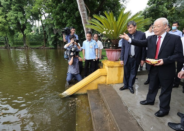 Tổng Bí thư Nguyễn Phú Trọng dâng hương tưởng niệm Chủ tịch Hồ Chí Minh - Ảnh 4.