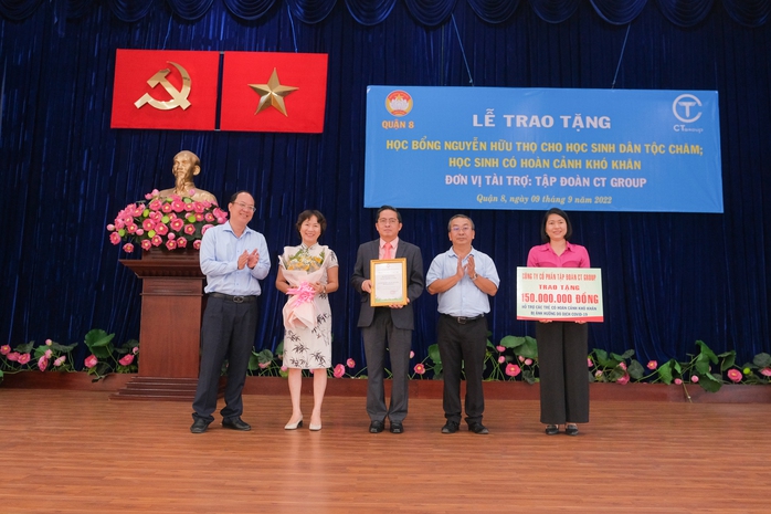 CT Group tặng học bổng và quà trung thu cho trẻ em người Chăm vượt khó - Ảnh 3. CT Group tặng học bổng và quà trung thu cho trẻ em người Chăm vượt khó - Ảnh 3.