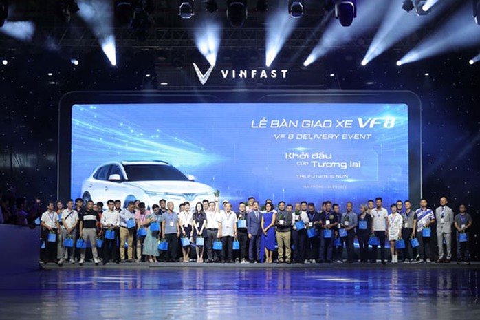 Bàn giao 100 ôtô điện VF 8 đầu tiên - Ảnh 1. Bàn giao 100 ôtô điện VF 8 đầu tiên - Ảnh 1.