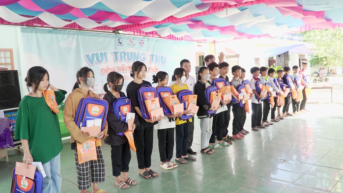 Quỹ từ thiện Kim Oanh tặng quà trung thu cho học sinh và thiếu nhi tỉnh Đắk Lắk - Ảnh 3. Quỹ từ thiện Kim Oanh tặng quà trung thu cho học sinh và thiếu nhi tỉnh Đắk Lắk - Ảnh 3.