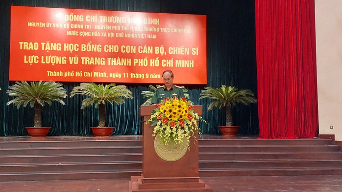 Nguyên Phó Thủ tướng Thường trực Chính phủ Trương Hòa Bình trao tặng 100 học bổng cho con cán bộ, chiến sĩ TP HCM - Ảnh 2.