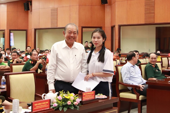 Nguyên Phó Thủ tướng Thường trực Chính phủ Trương Hòa Bình trao tặng 100 học bổng cho con cán bộ, chiến sĩ TP HCM - Ảnh 4.
