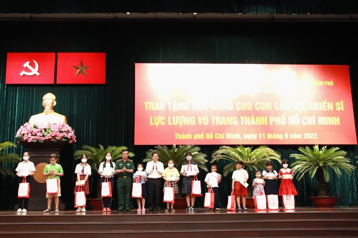 Nguyên Phó Thủ tướng Thường trực Chính phủ Trương Hòa Bình trao tặng 100 học bổng cho con cán bộ, chiến sĩ TP HCM - Ảnh 3.