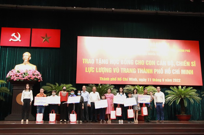 Nguyên Phó Thủ tướng Thường trực Chính phủ Trương Hòa Bình trao tặng 100 học bổng cho con cán bộ, chiến sĩ TP HCM - Ảnh 1.