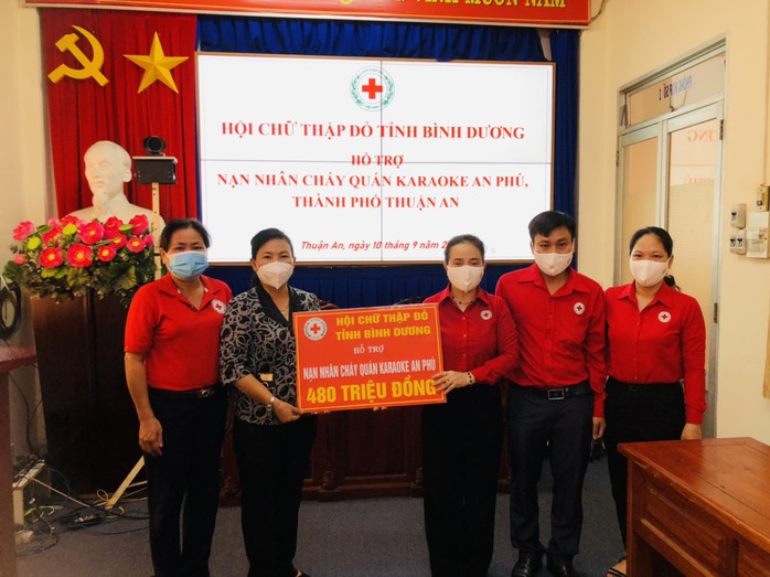 Hội Chữ thập đỏ Bình Dương hỗ trợ 750 triệu đồng cho các nạn nhân vụ cháy quán karaoke - Ảnh 1.