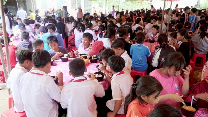 Quỹ từ thiện Kim Oanh tặng quà trung thu cho học sinh và thiếu nhi tỉnh Đắk Lắk - Ảnh 2. Quỹ từ thiện Kim Oanh tặng quà trung thu cho học sinh và thiếu nhi tỉnh Đắk Lắk - Ảnh 2.