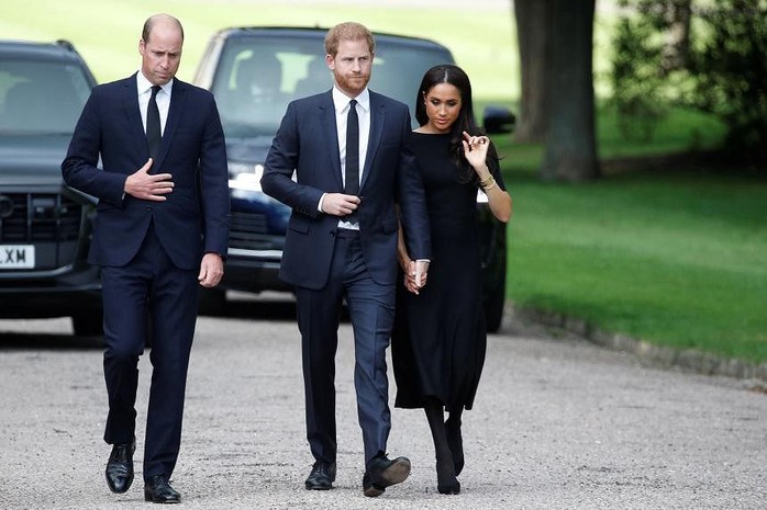 Nữ hoàng Elizabeth II băng hà: Điều bất ngờ bên ngoài lâu đài Windsor - Ảnh 2.