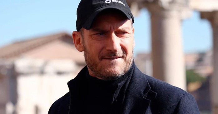 Đọc tin nhắn ngoại tình của vợ, huyền thoại bóng đá Ý Totti bị trầm cảm - Ảnh 1.