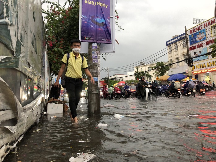 TP HCM: Mưa lớn, một số khu vực ngập nước - Ảnh 5.