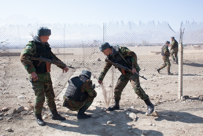 Kyrgyzstan - Tajikistan đụng độ chết người ở biên giới - Ảnh 1.