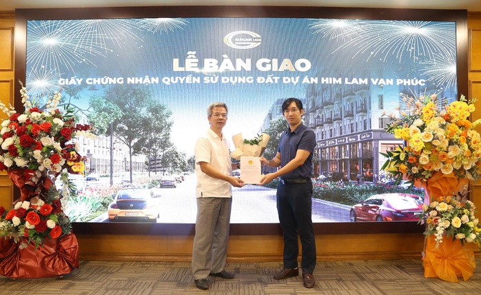 Him Lam Land bàn giao sổ đỏ cho cư dân Him Lam Vạn Phúc - Ảnh 1. Him Lam Land bàn giao sổ đỏ cho cư dân Him Lam Vạn Phúc - Ảnh 1.