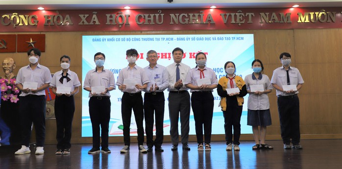EVNGENCO3 trao quà cho 98 em học sinh bị ảnh hưởng bởi dịch Covid-19 - Ảnh 4. EVNGENCO3 trao quà cho 98 em học sinh bị ảnh hưởng bởi dịch Covid-19 - Ảnh 4.