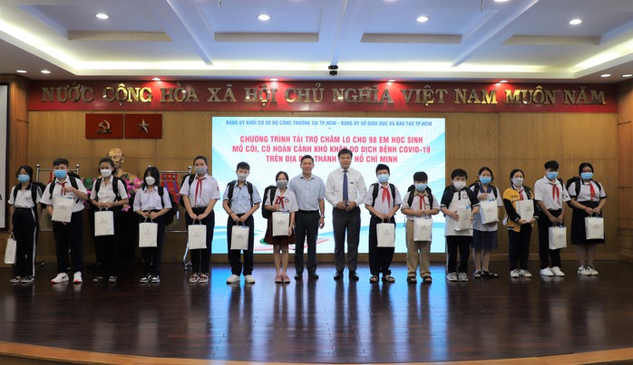EVNGENCO3 trao quà cho 98 em học sinh bị ảnh hưởng bởi dịch Covid-19 - Ảnh 5. EVNGENCO3 trao quà cho 98 em học sinh bị ảnh hưởng bởi dịch Covid-19 - Ảnh 5.