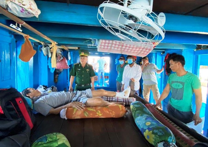 Tàu cá Quảng Ngãi bị ca nô “lạ” cướp, bắn khi đang hoạt động ở Trường Sa - Ảnh 2.