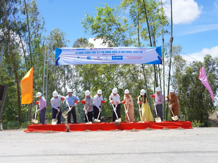 Xây cầu cho bà con ở xã biên giới - Ảnh 1.