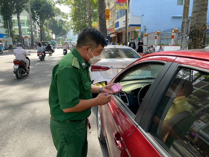 TP HCM: Đề nghị xử lý nghiêm người đánh gãy mũi nhân viên thu phí đỗ ô tô - Ảnh 1.