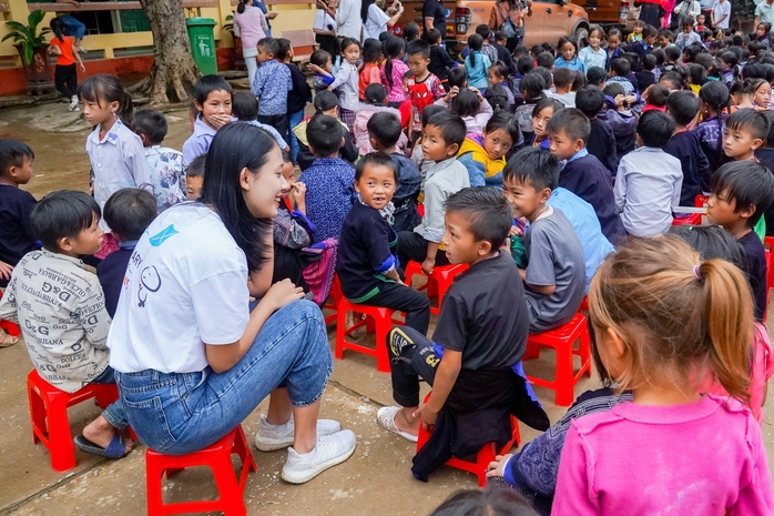 Nông Thúy Hằng mang sách lên vùng cao - Ảnh 1.