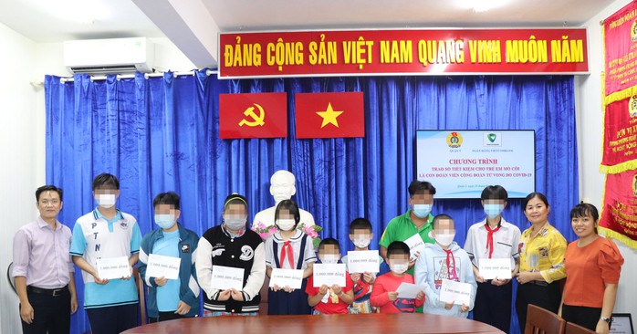 Trao học bổng cho nữ sinh mồ côi vì dịch COVID-19 - Ảnh 1.