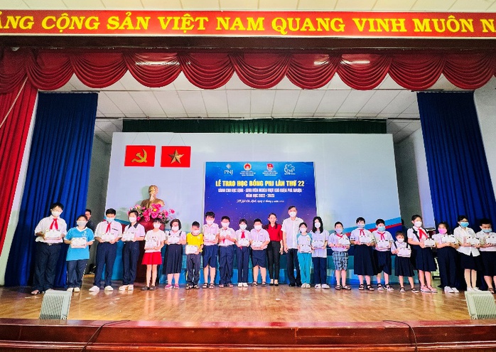 PNJ trao học bổng trị giá hơn 100 triệu đồng cho học sinh, sinh viên nghèo hiếu học - Ảnh 1. PNJ trao học bổng trị giá hơn 100 triệu đồng cho học sinh, sinh viên nghèo hiếu học - Ảnh 1.