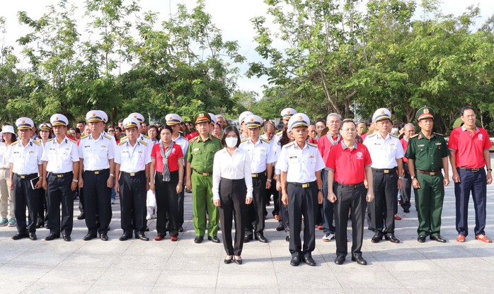 Đoàn đại biểu TP HCM thăm, tặng quà cán bộ, chiến sĩ và nhân dân Côn Đảo - Ảnh 1.