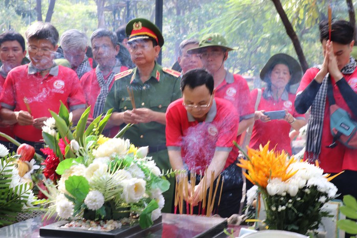 Đoàn đại biểu TP HCM thăm, tặng quà cán bộ, chiến sĩ và nhân dân Côn Đảo - Ảnh 3.