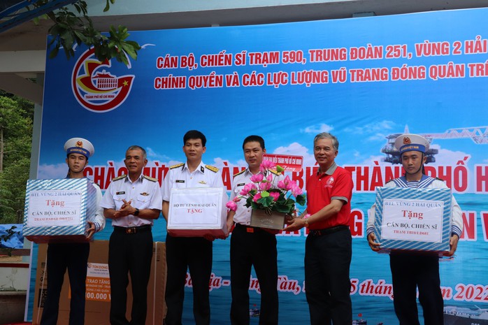 Đoàn đại biểu TP HCM thăm, tặng quà cán bộ, chiến sĩ và nhân dân Côn Đảo - Ảnh 6.