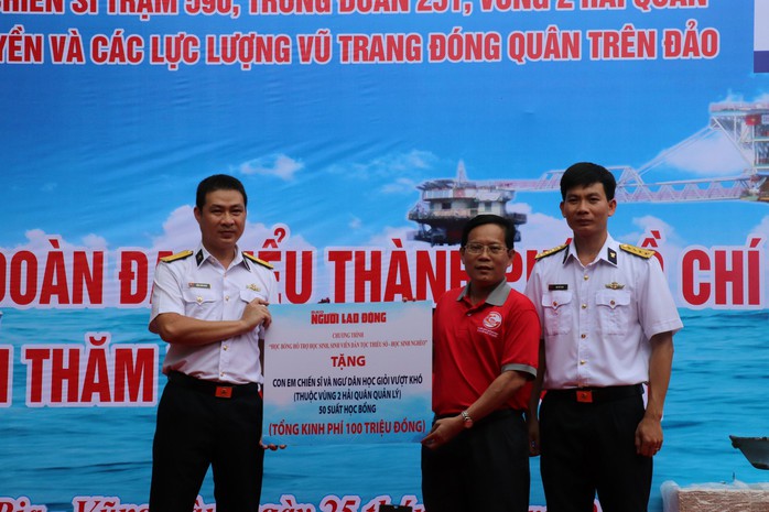 Đoàn đại biểu TP HCM thăm, tặng quà cán bộ, chiến sĩ và nhân dân Côn Đảo - Ảnh 8.