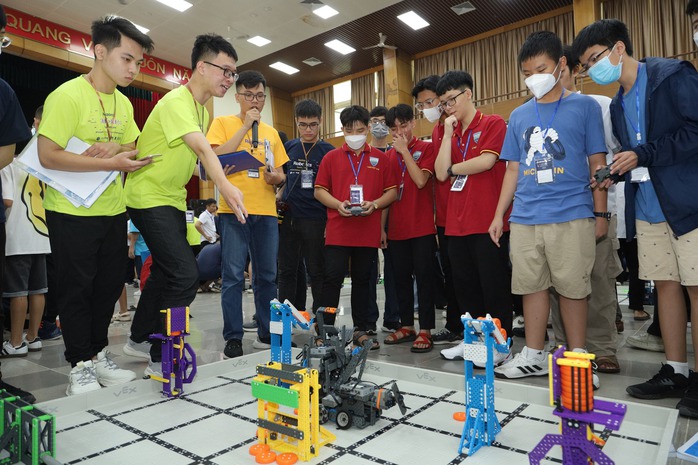 Nam sinh THCS giành giải vô địch National Robotics Tournament 2022 - Ảnh 2.
