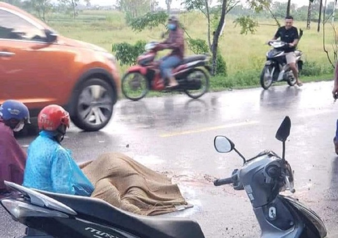 Xe ôtô lấn làn tông người phụ nữ mang thai 7 tháng tử vong - Ảnh 1. Xe ôtô lấn làn tông người phụ nữ mang thai 7 tháng tử vong - Ảnh 1.